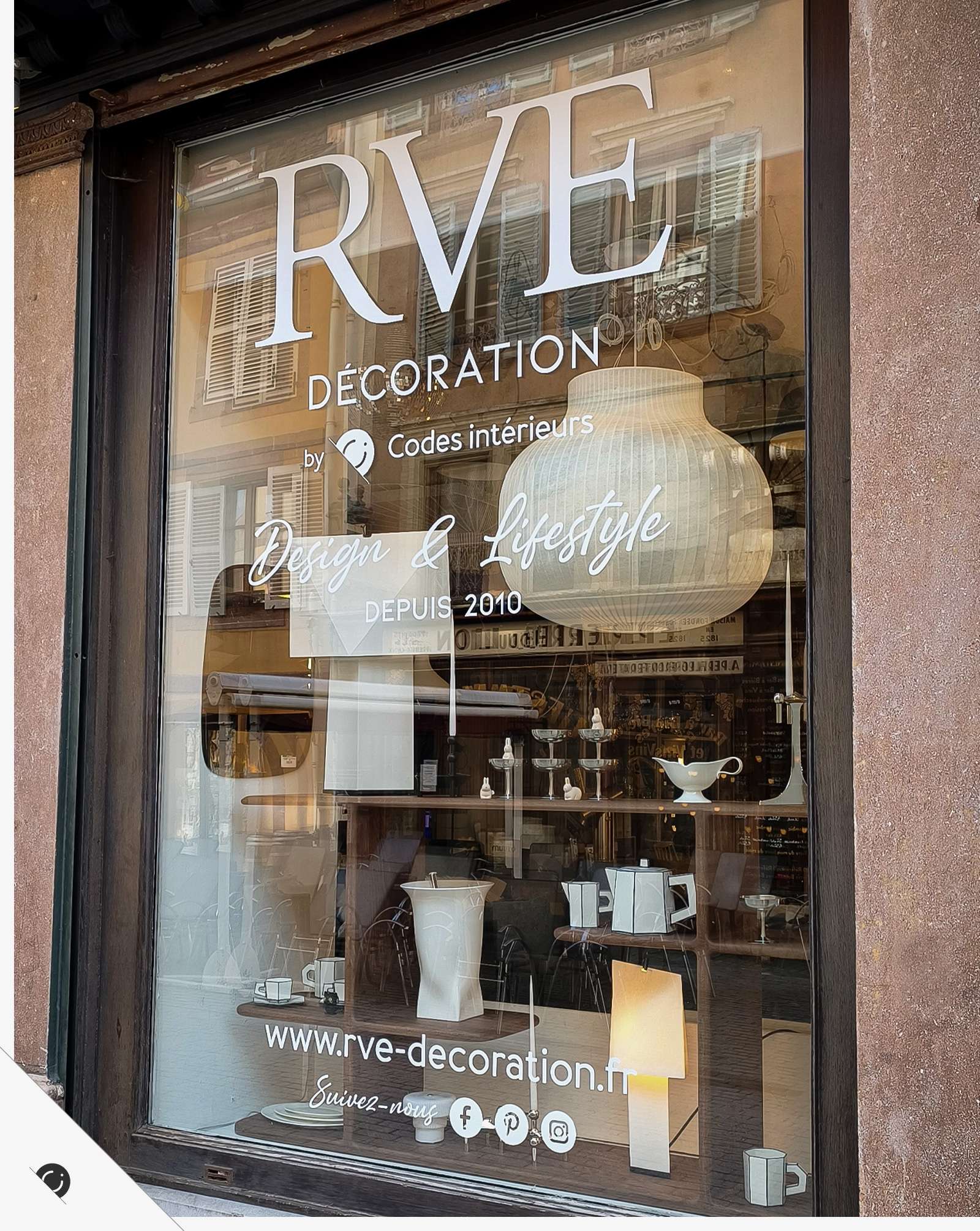 RVE Décoration by Codes Intérieurs - Vitrine de la boutique de Belfort RVE Décoration by Codes Intérieurs - Vitrine de la boutique de Belfort
