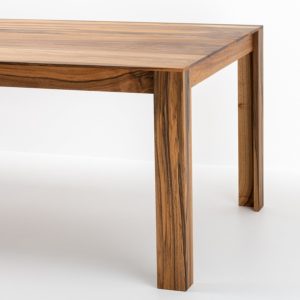 Table Elmar en noyer massif est 100% fabriqués artisanalement dans notre propre atelier en Bourgogne-Franche-Comté.